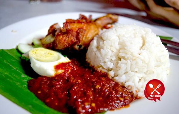 Nasi Lemak Famous @ Bangsar Food Court. Sedap & Murah!