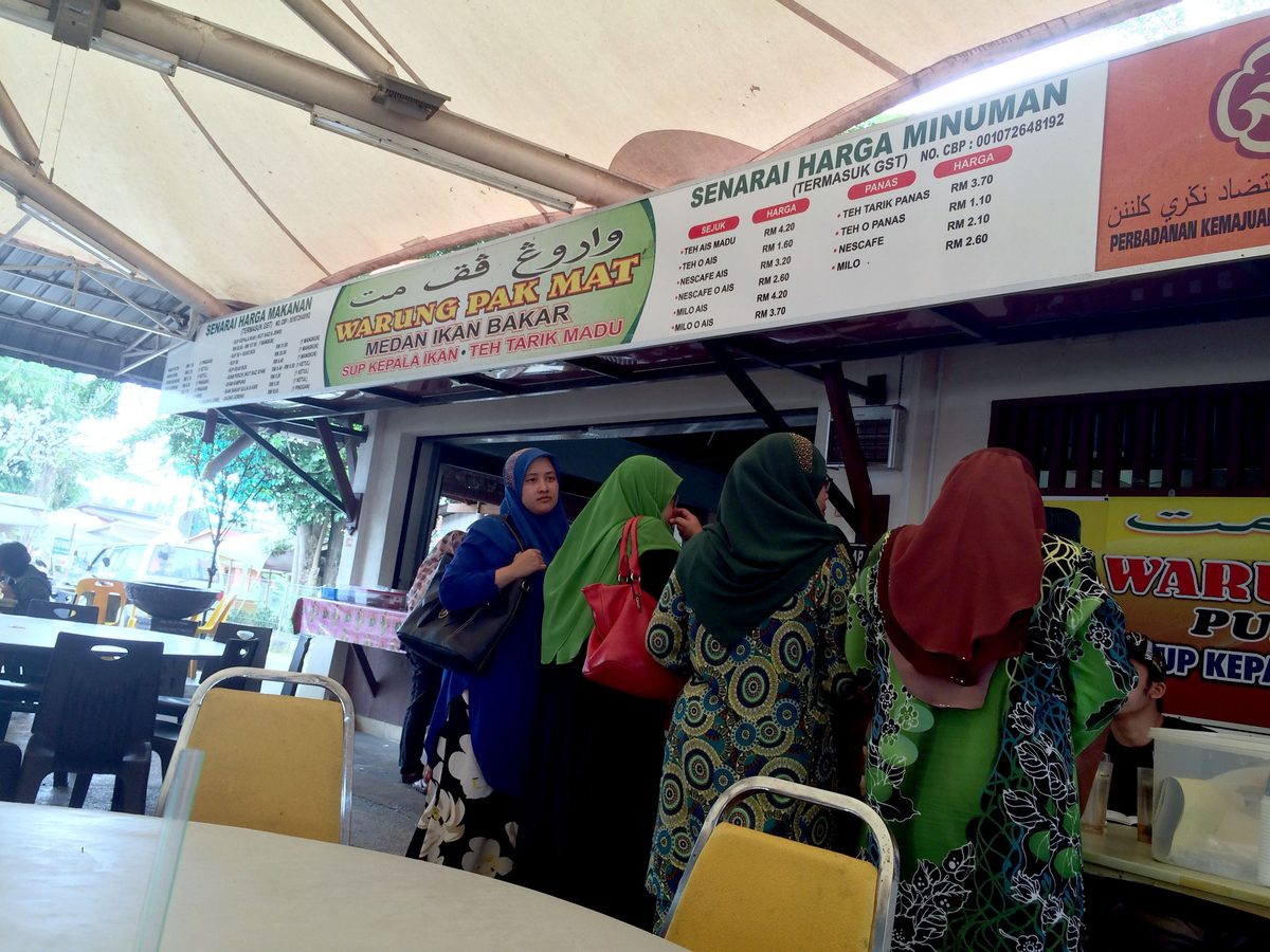 Warung Pak Mat Pulau Pisang, Kelantan sediakan menu unik Teh Tarik Madu yang sangat sedap!