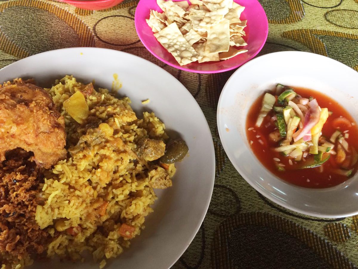Nasi Briyani Sedap bersama  Ayam Goreng Panas-panas di Asfar Beryani, Kertih.
