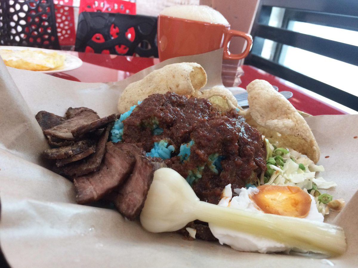 Masakan Kelantan Sedap di Restoran Srikandi Empire. Jangan Lupa Pesan Nasi Kerabu Daging Bakar!