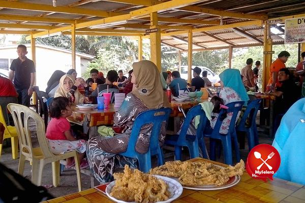 Pelanggan yang menikmati Ikan celup tepung di D'coconut, Teluk Ketapang