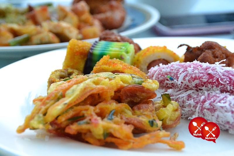Cucur bawang dan kuih muih di Buffet Ramadhan D'Kampung Cafe, Anggerik Mall