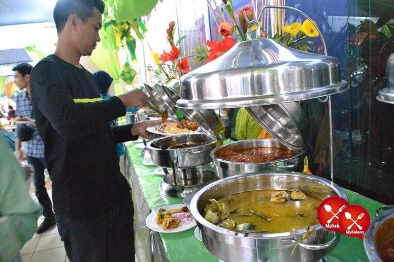 Hidangan ala kampung di Buffet Ramadhan D'Kampung Cafe, Anggerik Mall