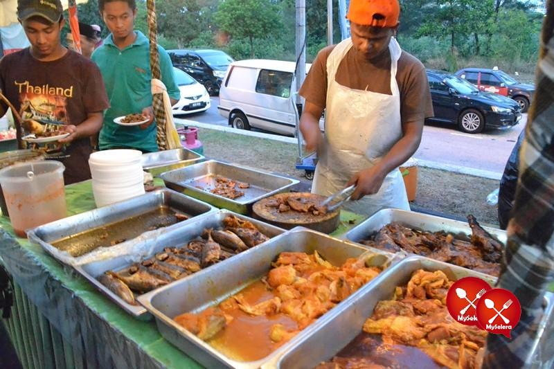 Ikan, daging dan ayam bakar di Buffet Ramadhan D'Kampung Cafe, Anggerik Mall
