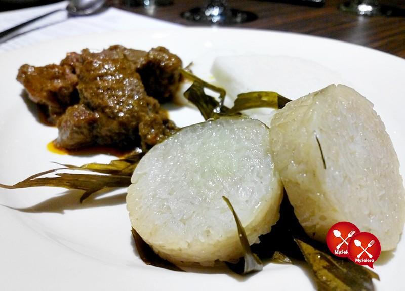 Lemang dan rendang daging di Buffet Ramadhan Pacific Regency Hotel Suites Kuala Lumpur