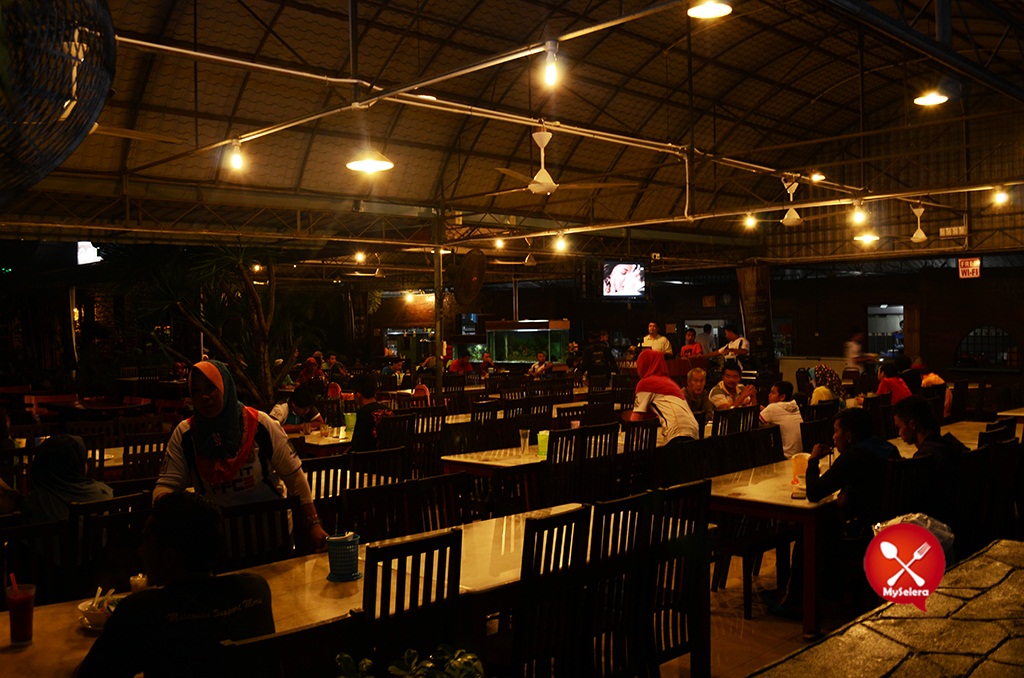 Pelanggan Hazlan Bistro Kuala Terengganu