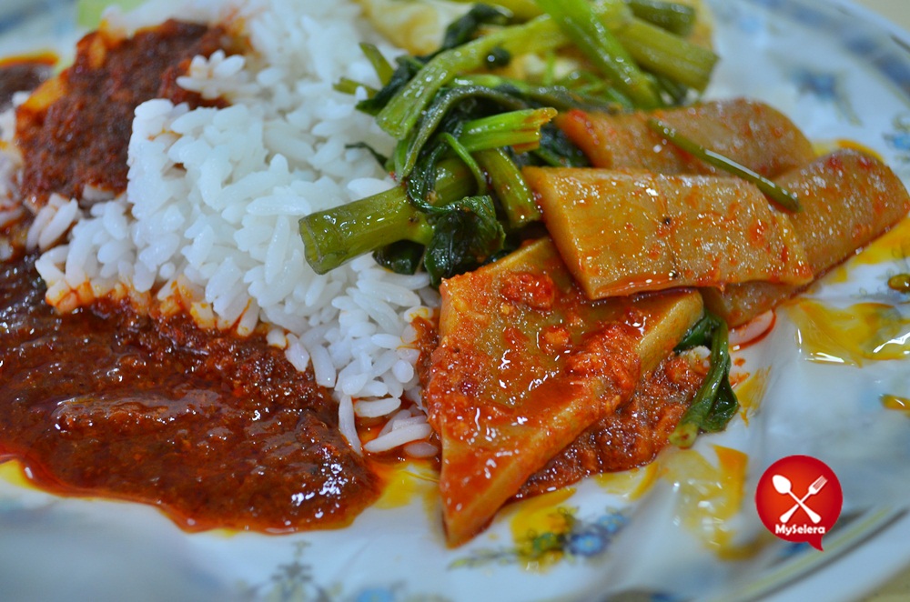 Nasi lemak kukus kangkung lauk sotong