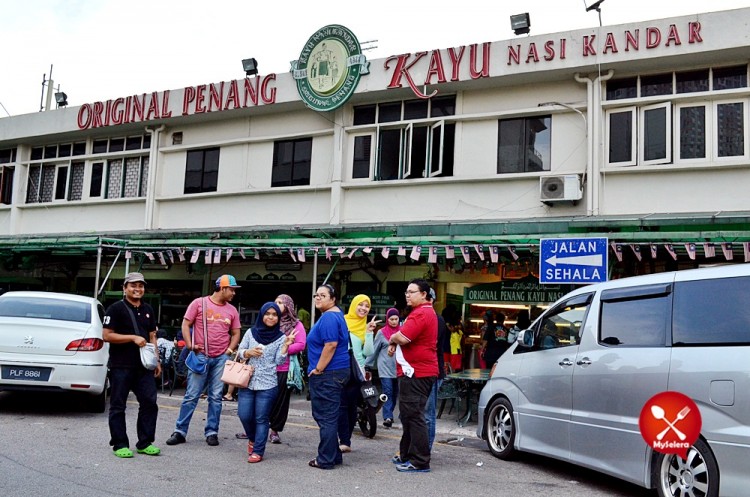Nasi Kandar Beratur di Original Kayu Nasi Kandar, Sungai Nibong, Penang