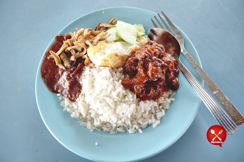 Satu pinggan Nasi Lemak Mak Wanjor, Kampung Baru hanya RM5.00