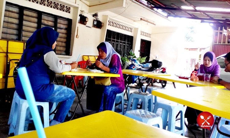 Pelanggan Nasi Lemak Antarabangsa, Kg Baru